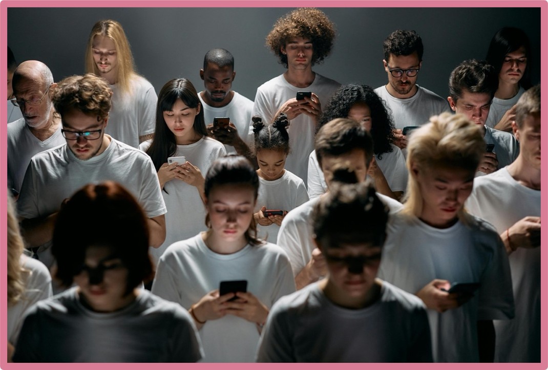 Photo de gens le regard fixé sur leur téléphone